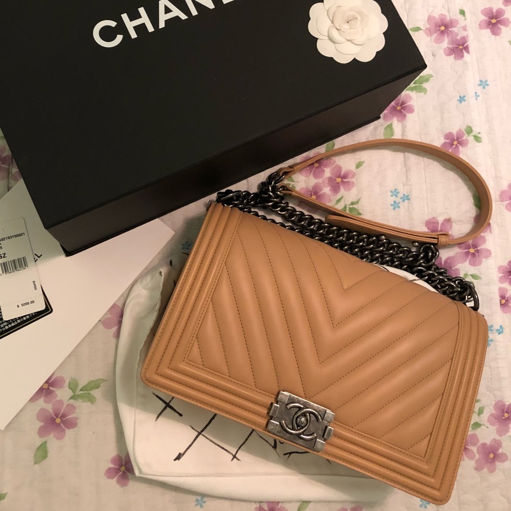 SOLD @PAYPAL AUTH CHANEL NEW MEDIUM BOY CHEVRON - Picture 1 of 8